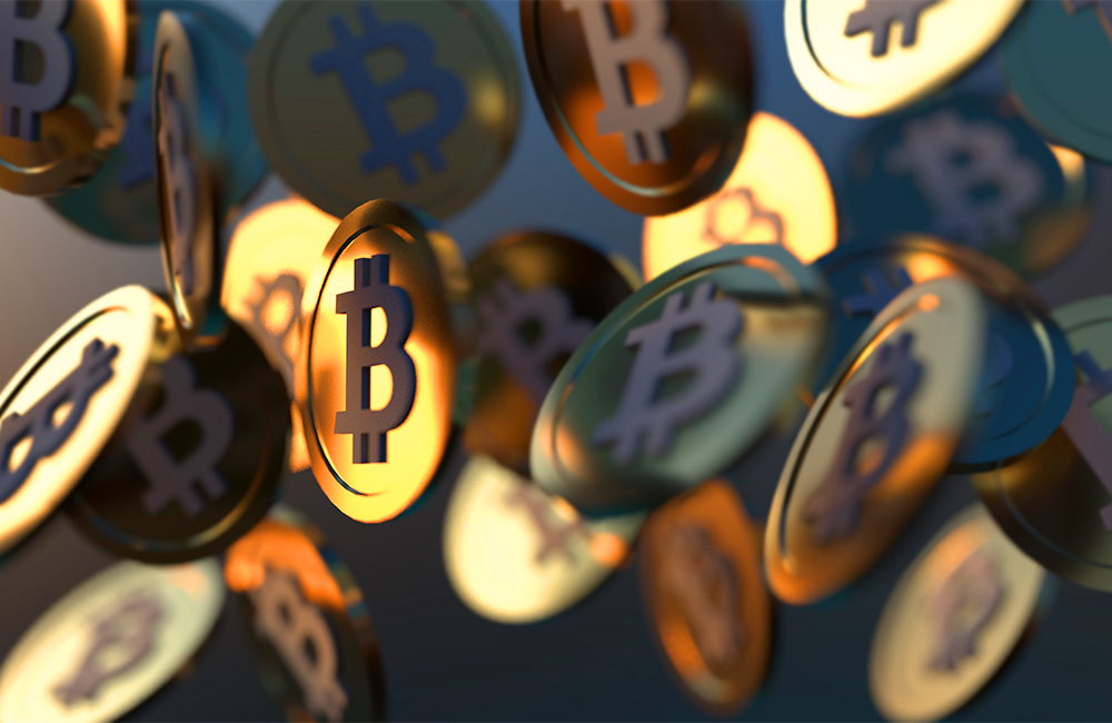 Pluie de pièces d’or ornées du symbole du bitcoin.