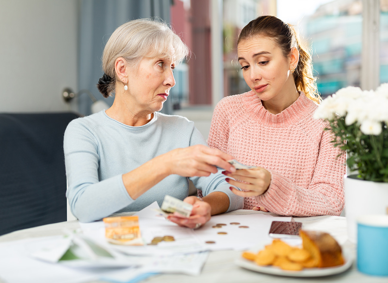 Une jeune femme reçoit de l’argent de sa mère.